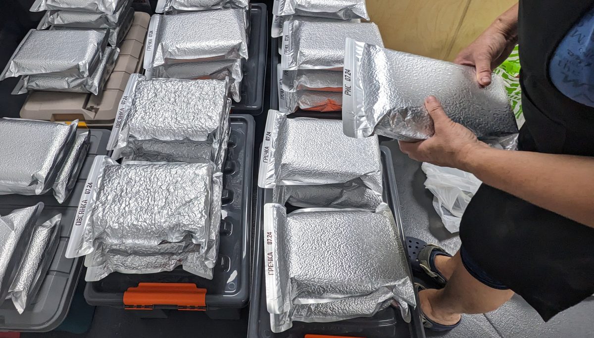 Процесс упаковки — серебряные бескислородные пакеты