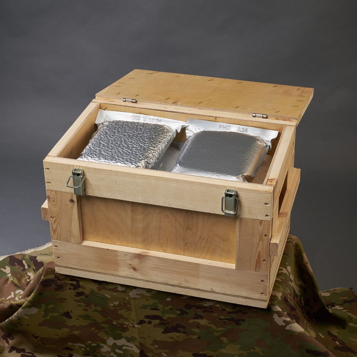 Деревянный ящик с запасом на полке дома